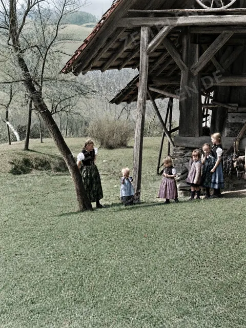 Kinder auf dem Hof eines Bauernhauses in den 1930er Jahren