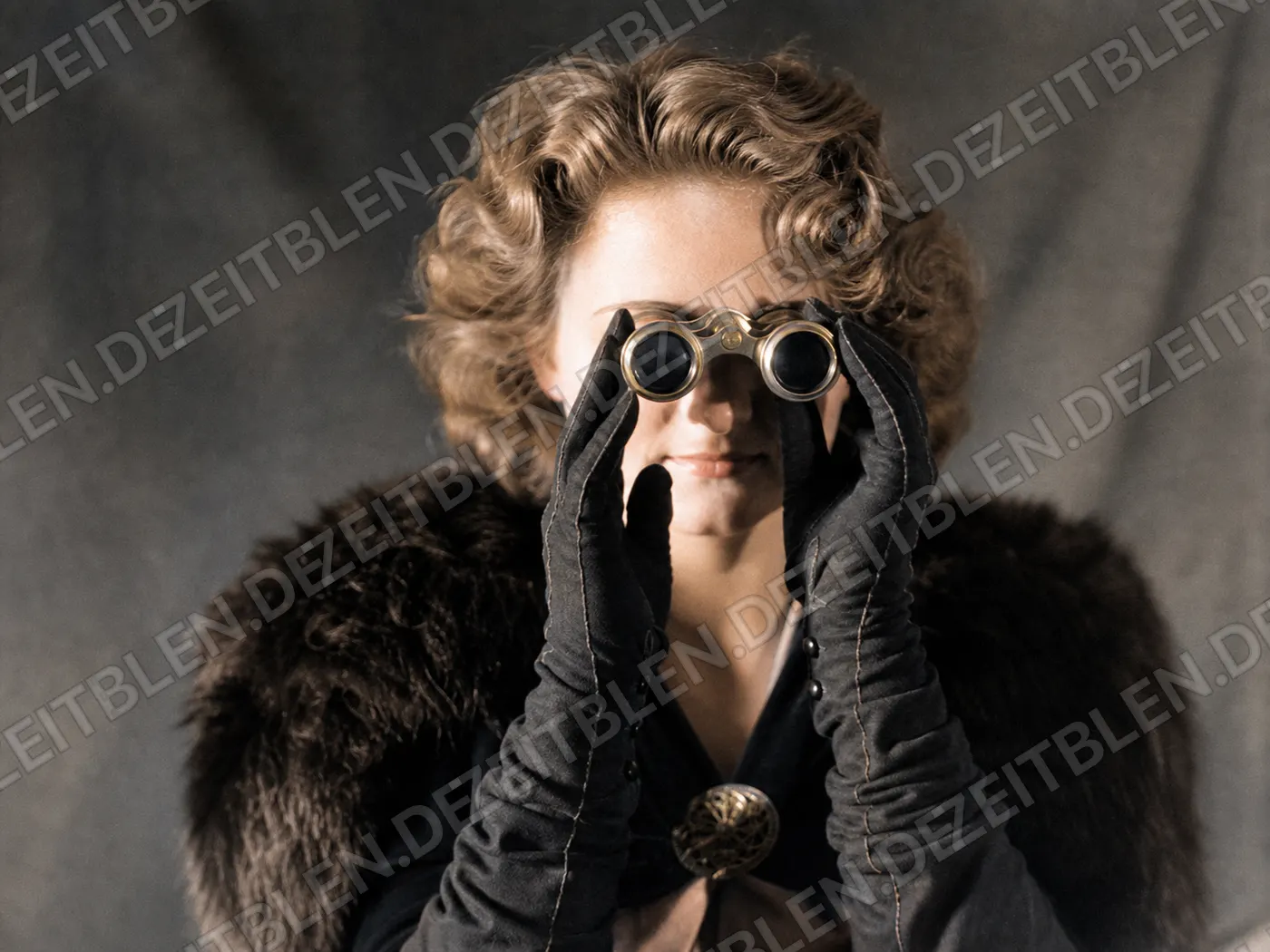 Porträt einer Dame mit Opernglas