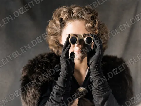 Porträt einer Dame mit Opernglas