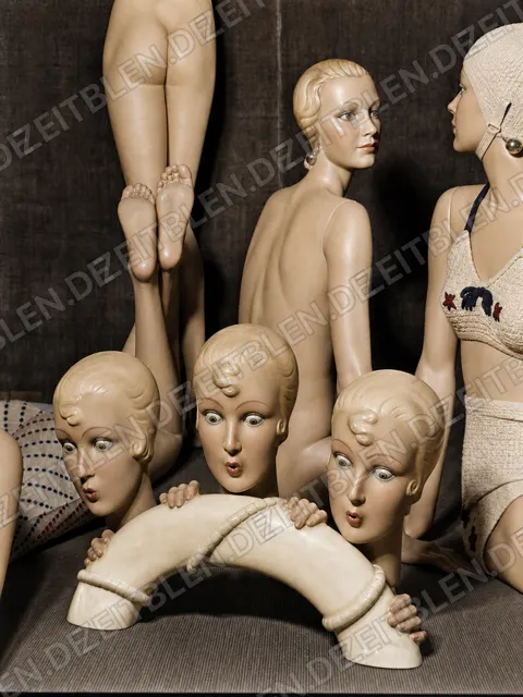 Schaufensterpuppen in arrangierter Modeauslage