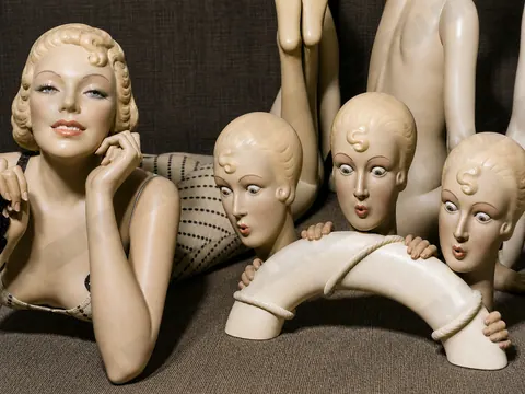 Schaufensterpuppen mit Köpfen, Beinen und Displayarmen