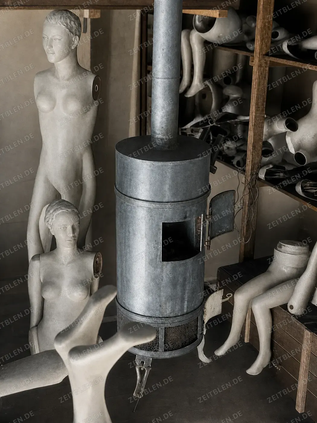 Werkstattinterieur mit Schaufensterpuppen und Arbeitsgerät