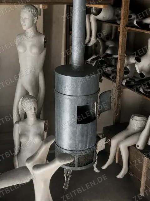 Werkstattinterieur mit Schaufensterpuppen und Arbeitsgerät