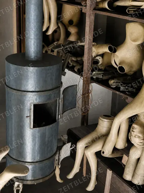 Werkstattgerät und Puppenteile bei der Schaufensterpuppenfertigung