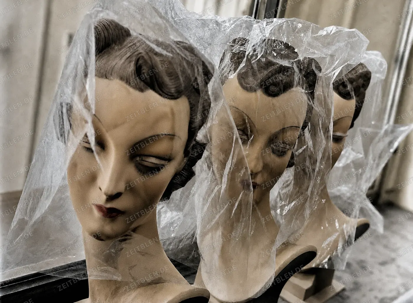 Schaufensterpuppenbüste mit Schutzpapier in der Werkstatt