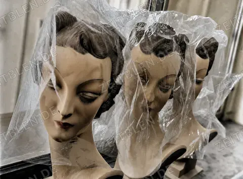 Schaufensterpuppenbüste mit Schutzpapier in der Werkstatt