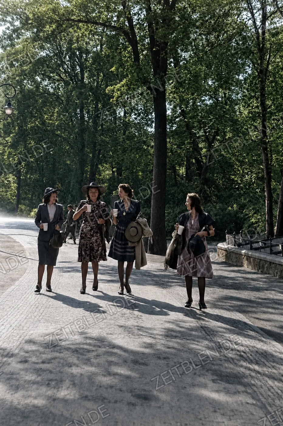 Freundinnen auf einer Berliner Uferpromenade