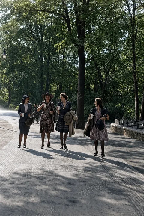 Freundinnen auf einer Berliner Uferpromenade