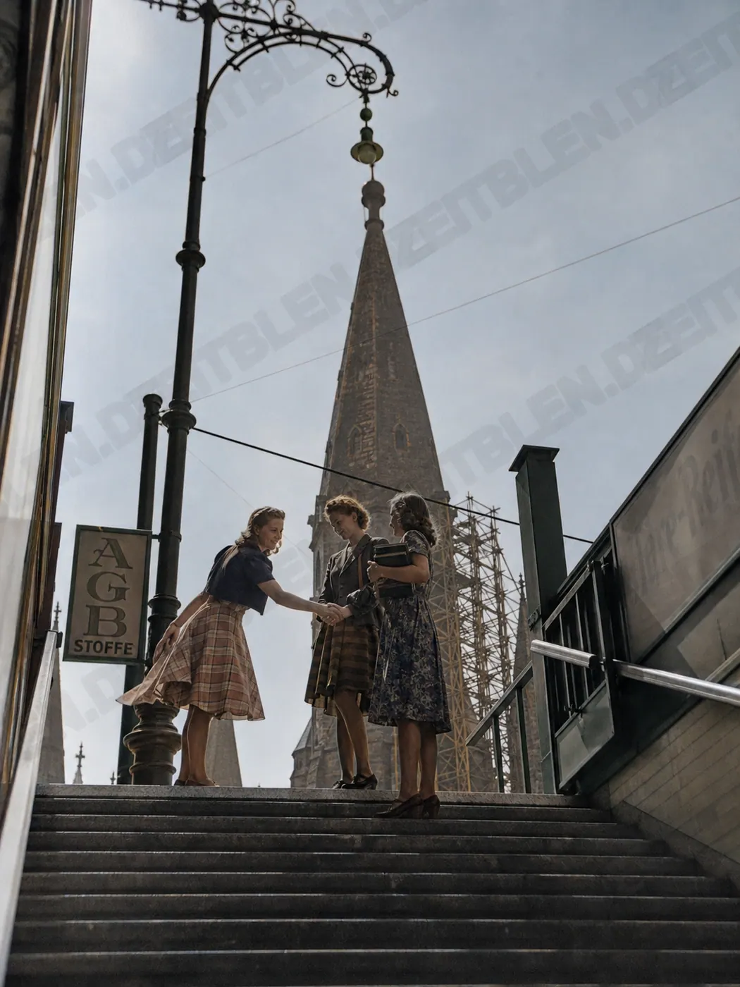 Drei Freundinnen vor dem Berliner Funkturm