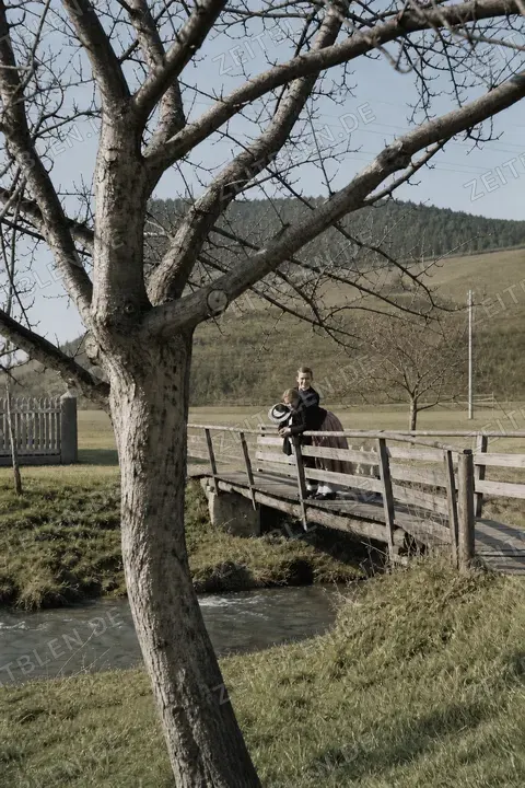 Spaziergang über eine kleine Parkbrücke