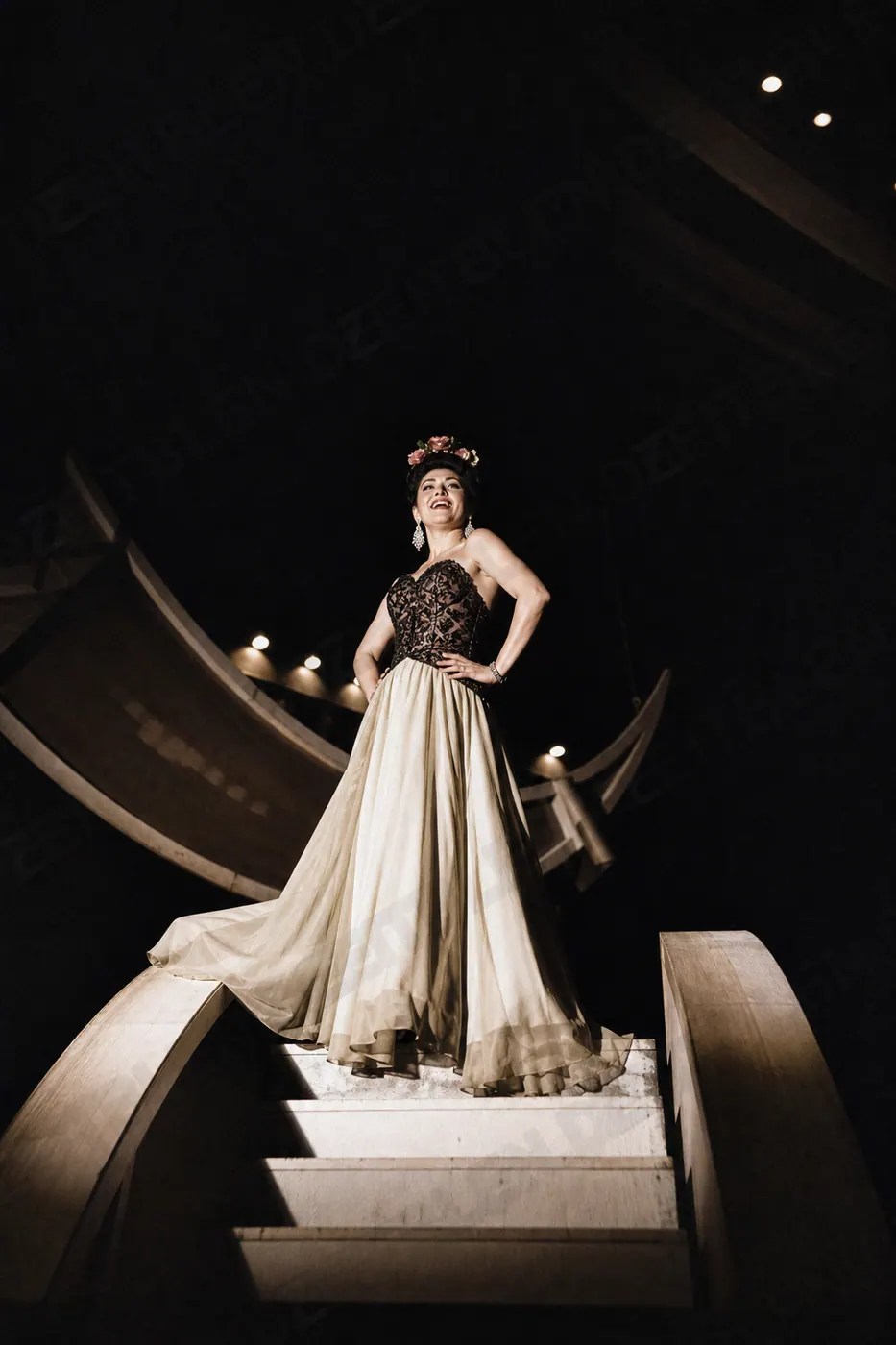 Schauspielerin im langen Bühnenkleid