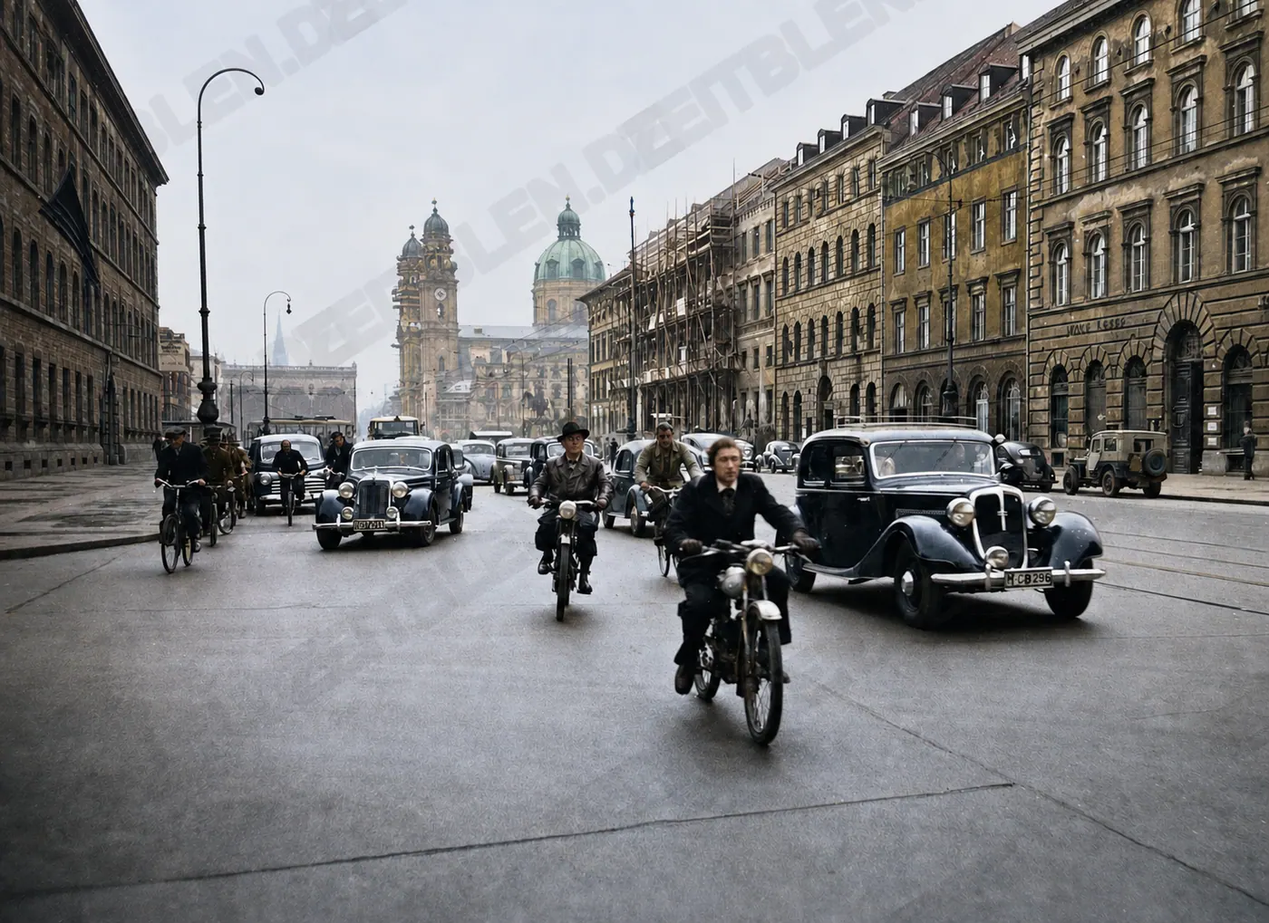 Stadtverkehr auf der Ludwigstraße mit Blick zum Odeonsplatz