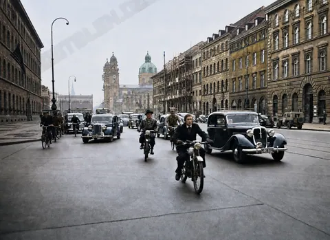 Stadtverkehr auf der Ludwigstraße mit Blick zum Odeonsplatz