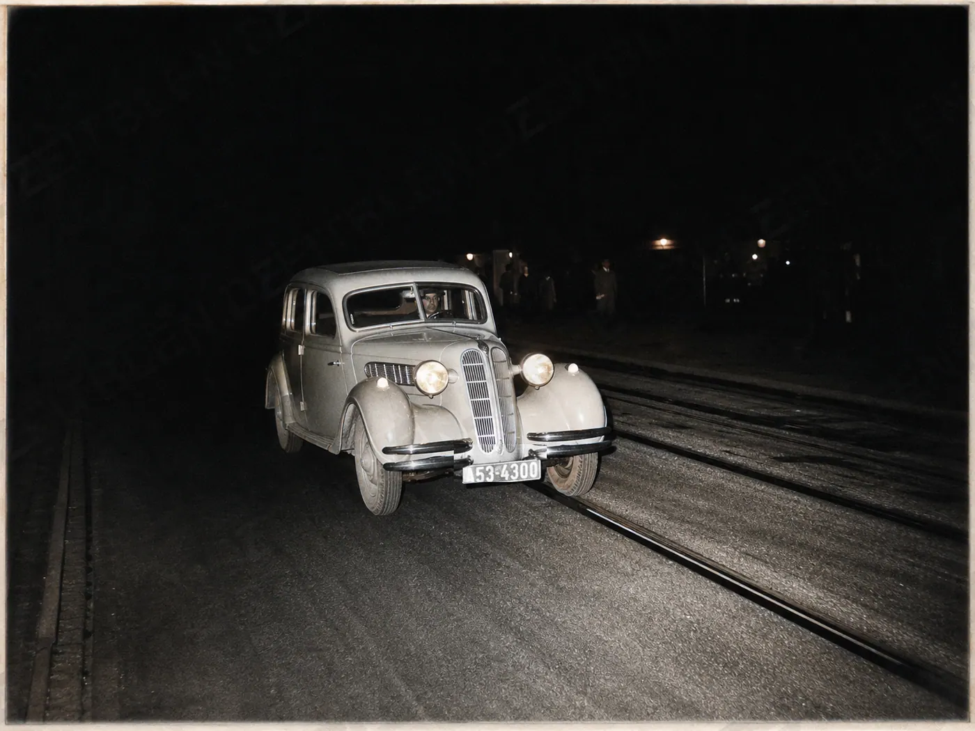 BMW-Limousine bei Nacht, vermutlich BMW 326