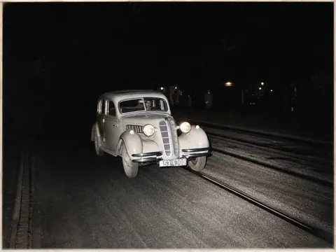 BMW-Limousine bei Nacht, vermutlich BMW 326
