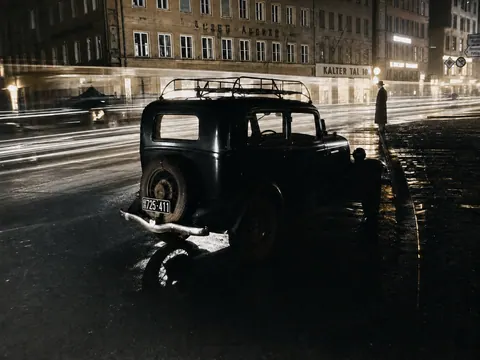 Nächtlicher Straßenverkehr mit Lichtspuren, März 1950