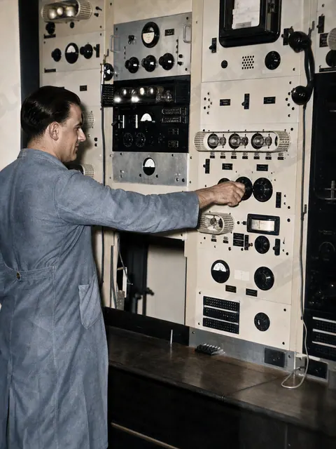 Techniker an der Schalttafel der Senderanlage Ismaning