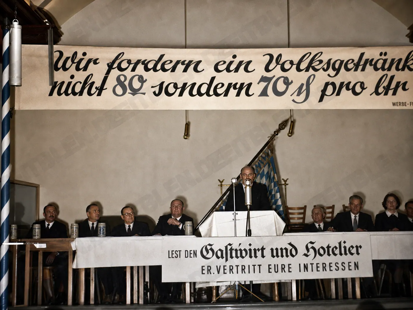 Rednerpodium der Münchner Bierpreis-Protestkundgebung