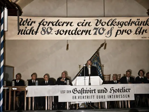 Rednerpodium der Münchner Bierpreis-Protestkundgebung