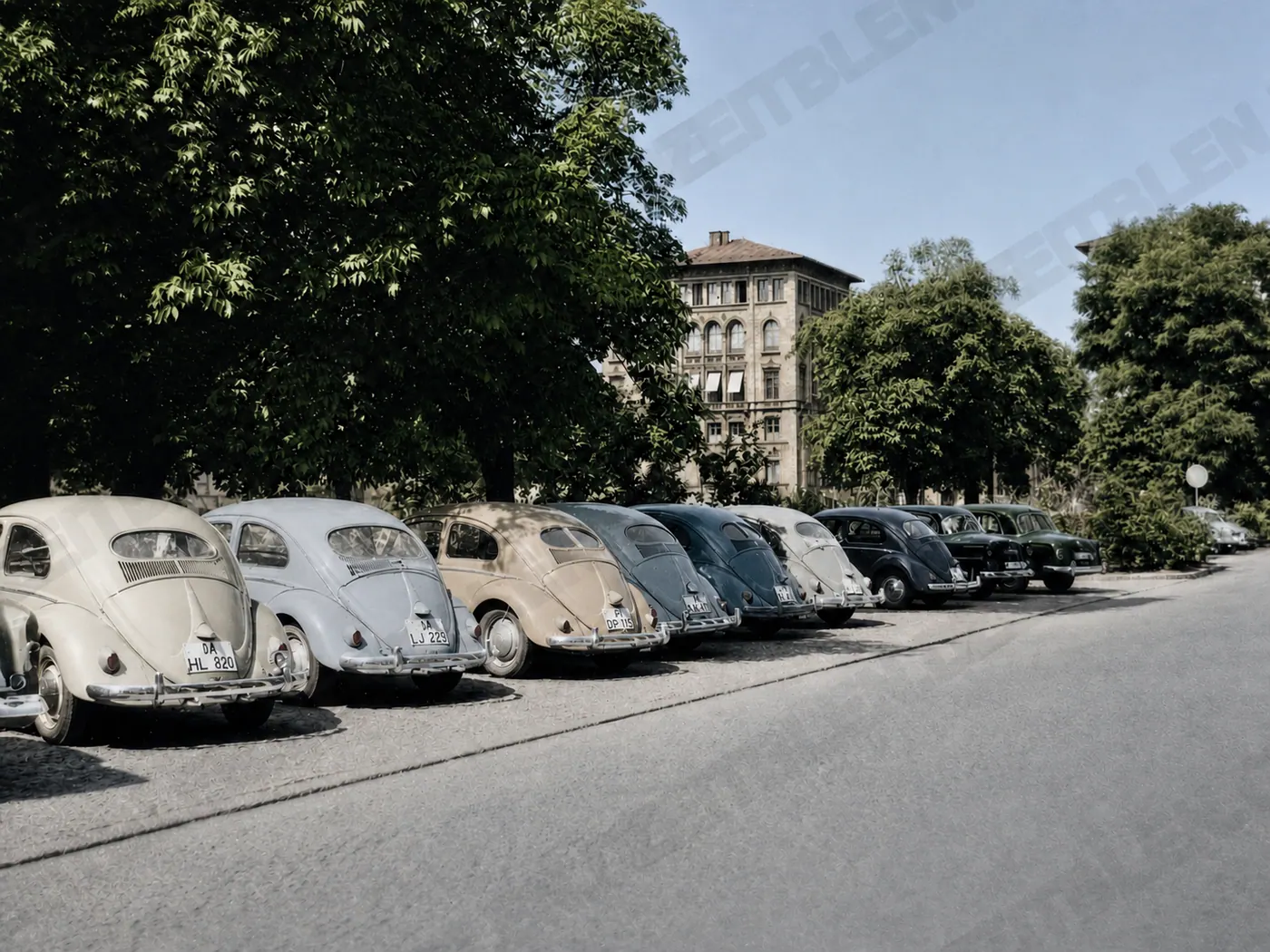 Parkende VW Käfer an der Maximilianstraße in München