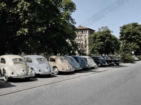 Parkende VW Käfer an der Maximilianstraße in München