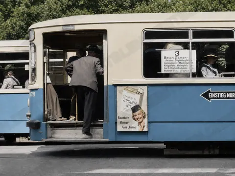 Einstieg in eine Münchner Straßenbahn im Sommer 1957