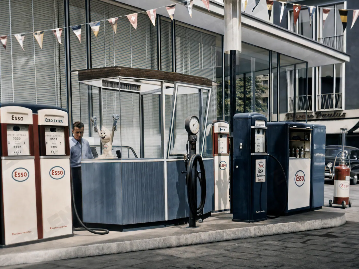 Esso-Tankstelle mit Tankwart in München