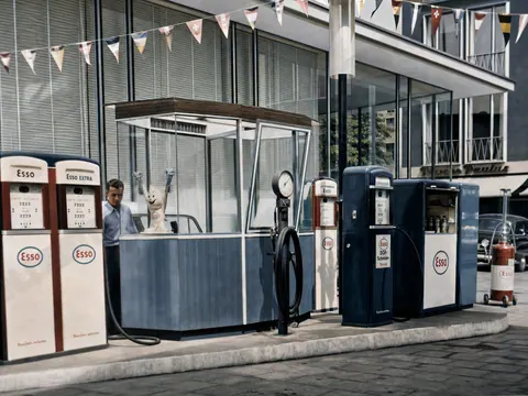 Esso-Tankstelle mit Tankwart in München