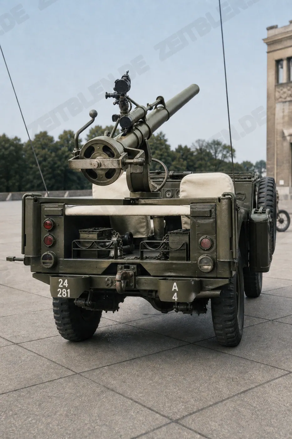 US-Army-Fahrzeug mit schwerer Waffe am Königsplatz