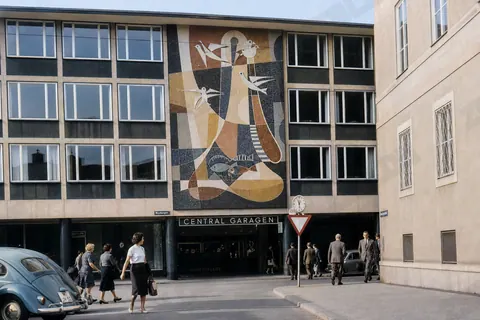 Mosaik und Central Garagen an der Neuen Maxburg