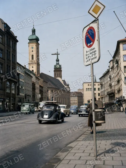 Autoverkehr im Tal in München