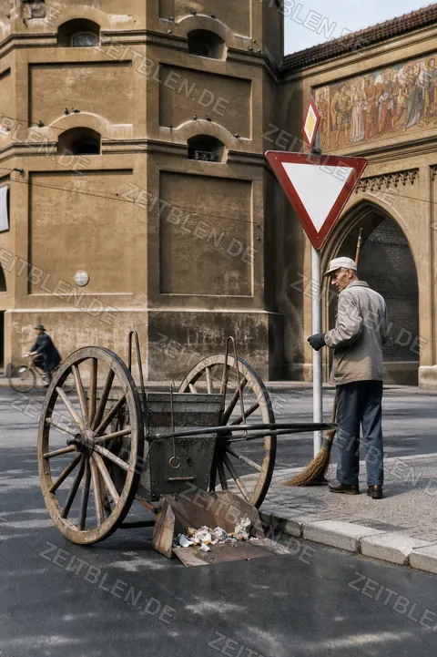 Müllmann mit Handwagen am Isartor