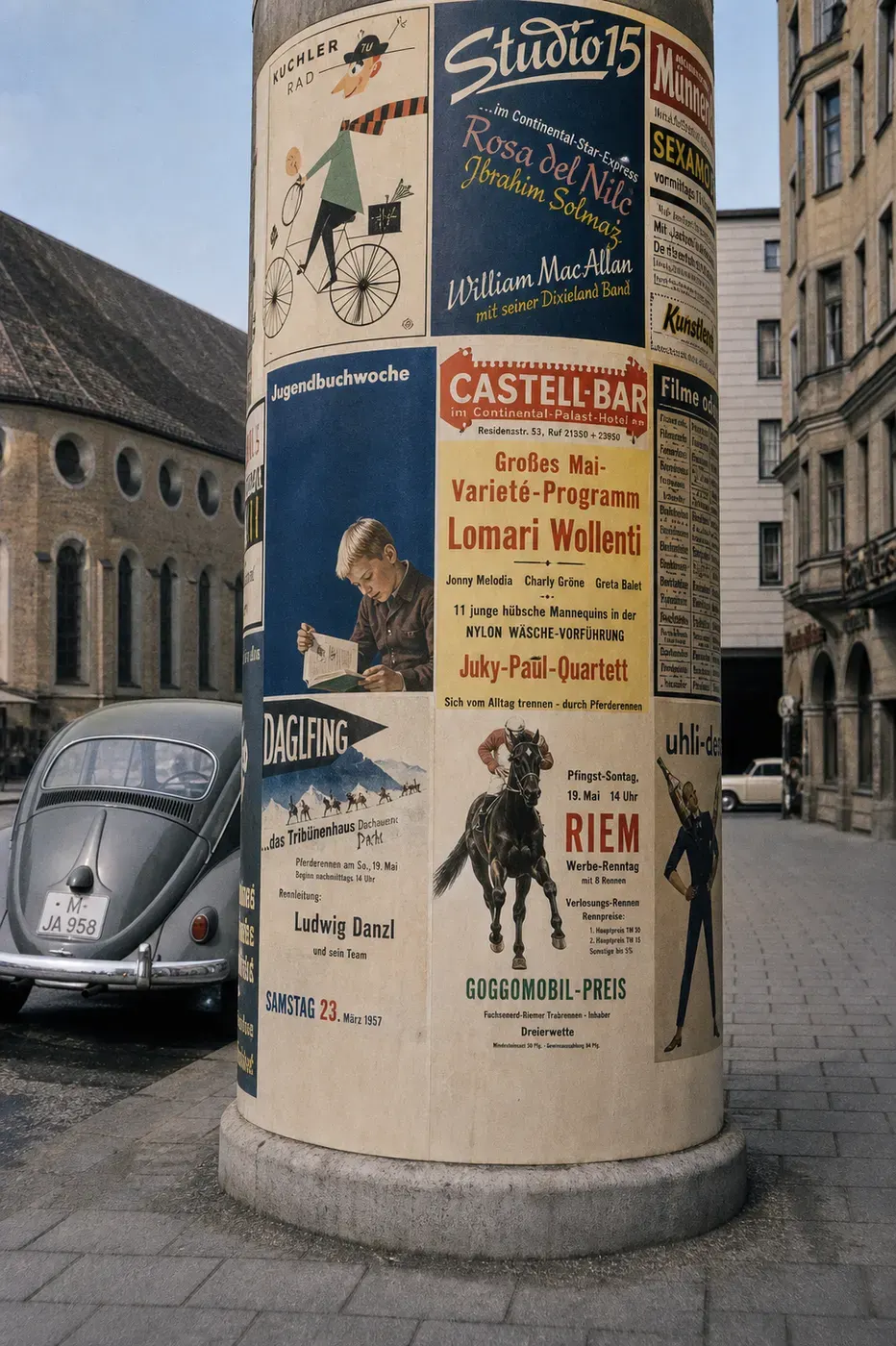 Litfaßsäule mit Veranstaltungsplakaten im Tal