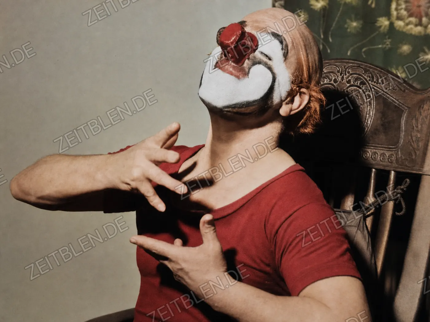 Charly Rivel in clownesker Bühnenpose