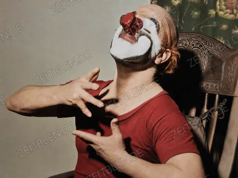 Charly Rivel in clownesker Bühnenpose