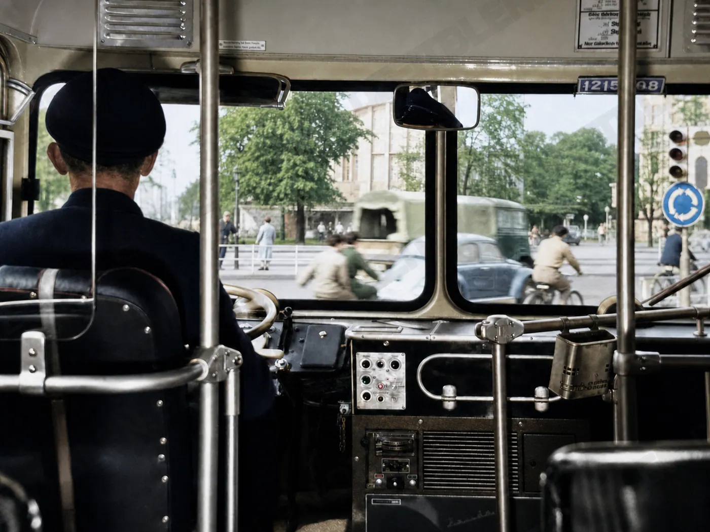 Blick aus dem Fahrerraum eines Stadtbusses