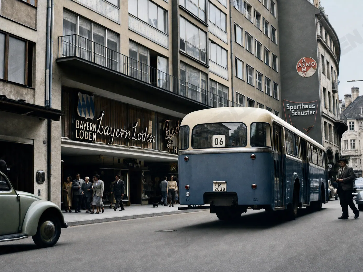 Stadtbus der Linie 06 vor Münchner Schaufenstern