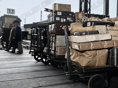 Voll beladene Gepäckwagen am Münchner Bahnhof