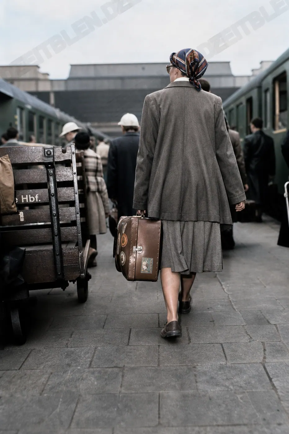 Reisende zwischen den Zügen am Münchner Bahnhof