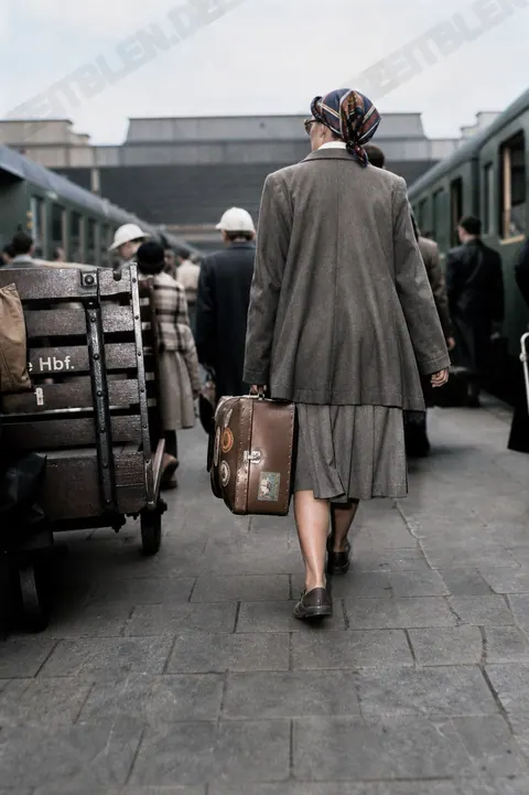 Reisende zwischen den Zügen am Münchner Bahnhof