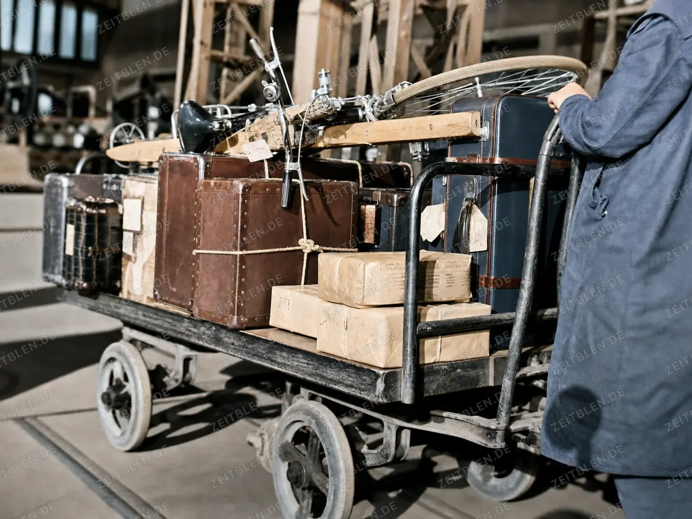 Voll beladener Gepäckwagen am Bahnhof