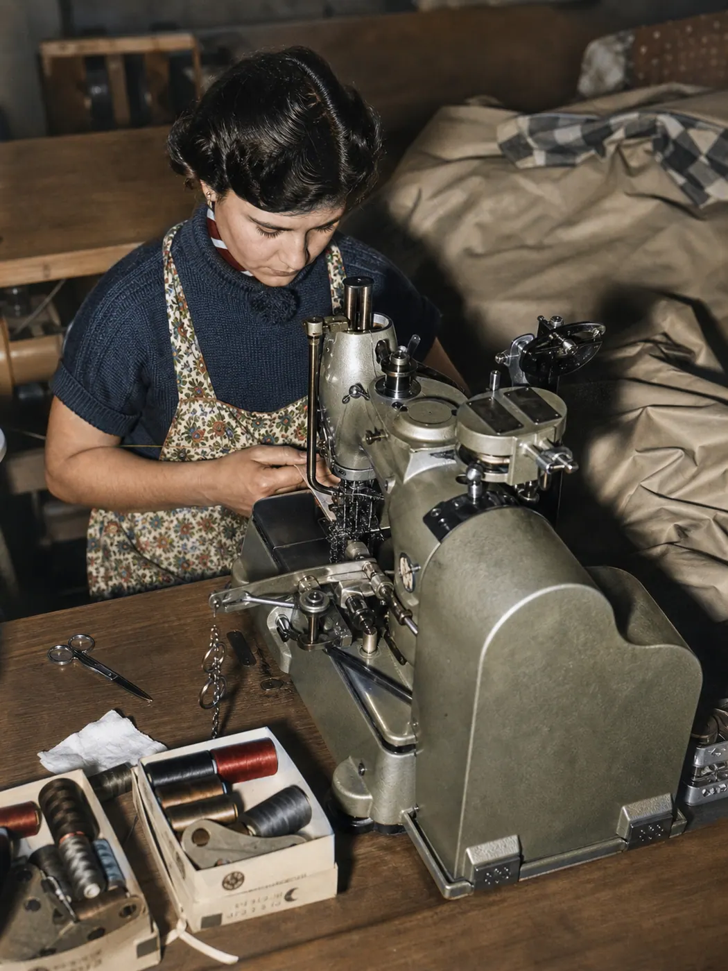 Näherin an der Industrienähmaschine
