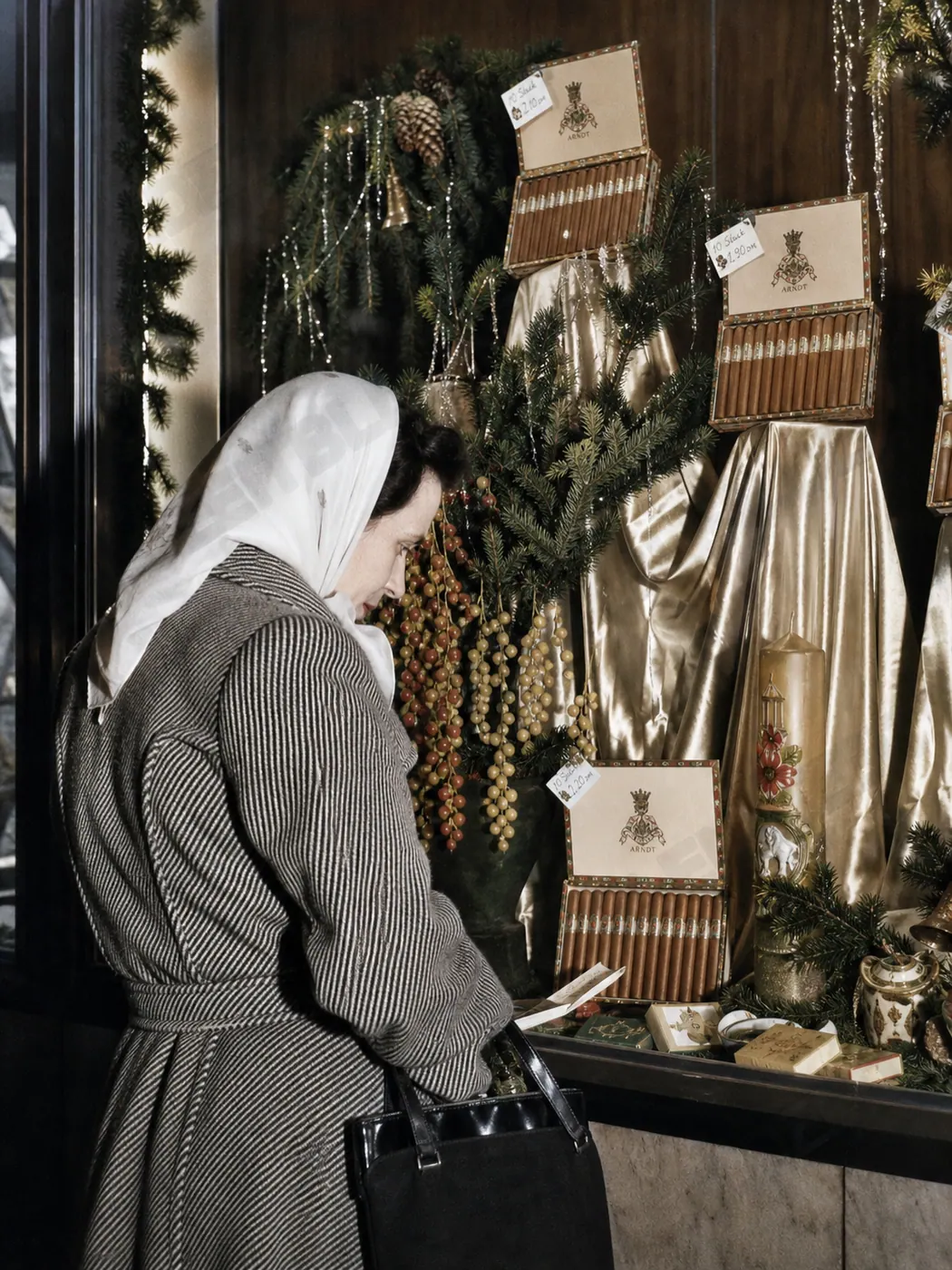 Weihnachtseinkauf am Tabakwarenschaufenster