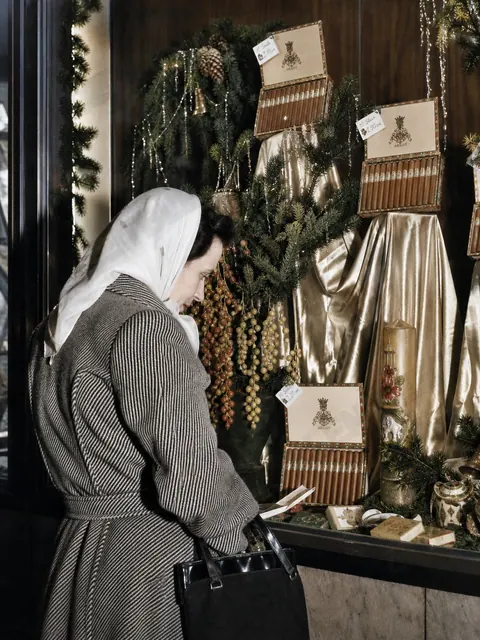 Weihnachtseinkauf am Tabakwarenschaufenster