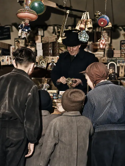 Kinder am Spielwarenstand des Christkindlmarkts