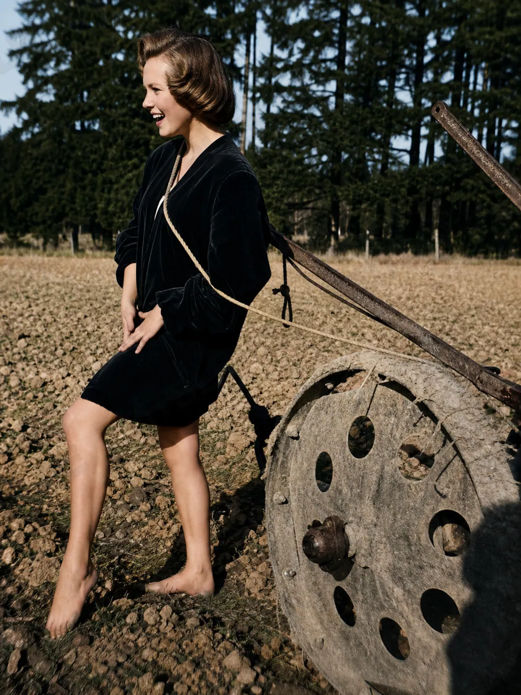 Modell mit Seil und Requisitenrad beim Fotoshooting