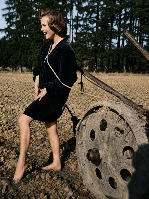 Modell mit Seil und Requisitenrad beim Fotoshooting