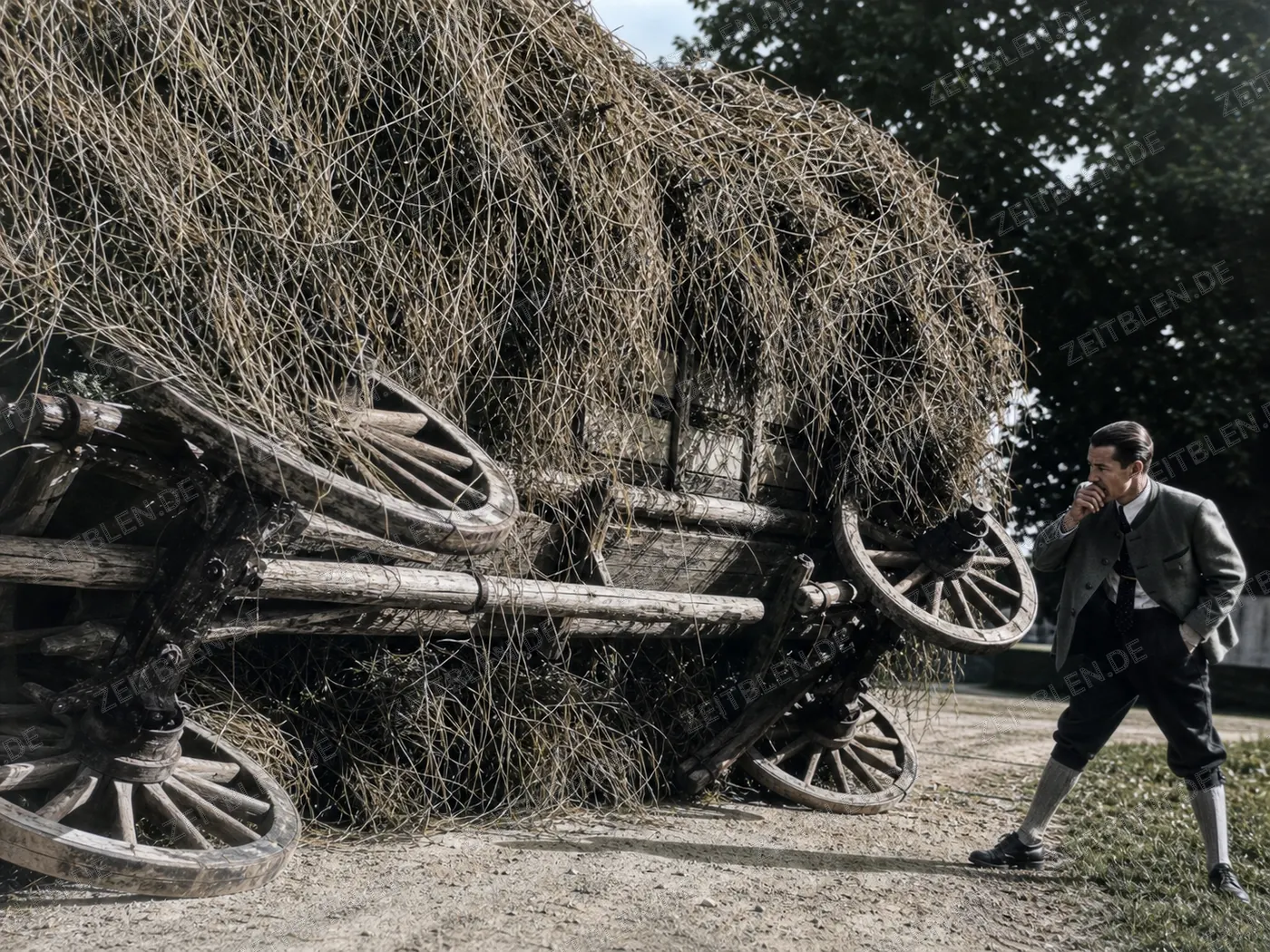 Lodenfrey-Aufnahme mit Heuwagen in gekippter Perspektive