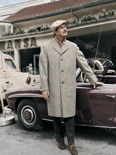 Lodenfrey-Herrenmantel neben Mercedes-Cabriolet
