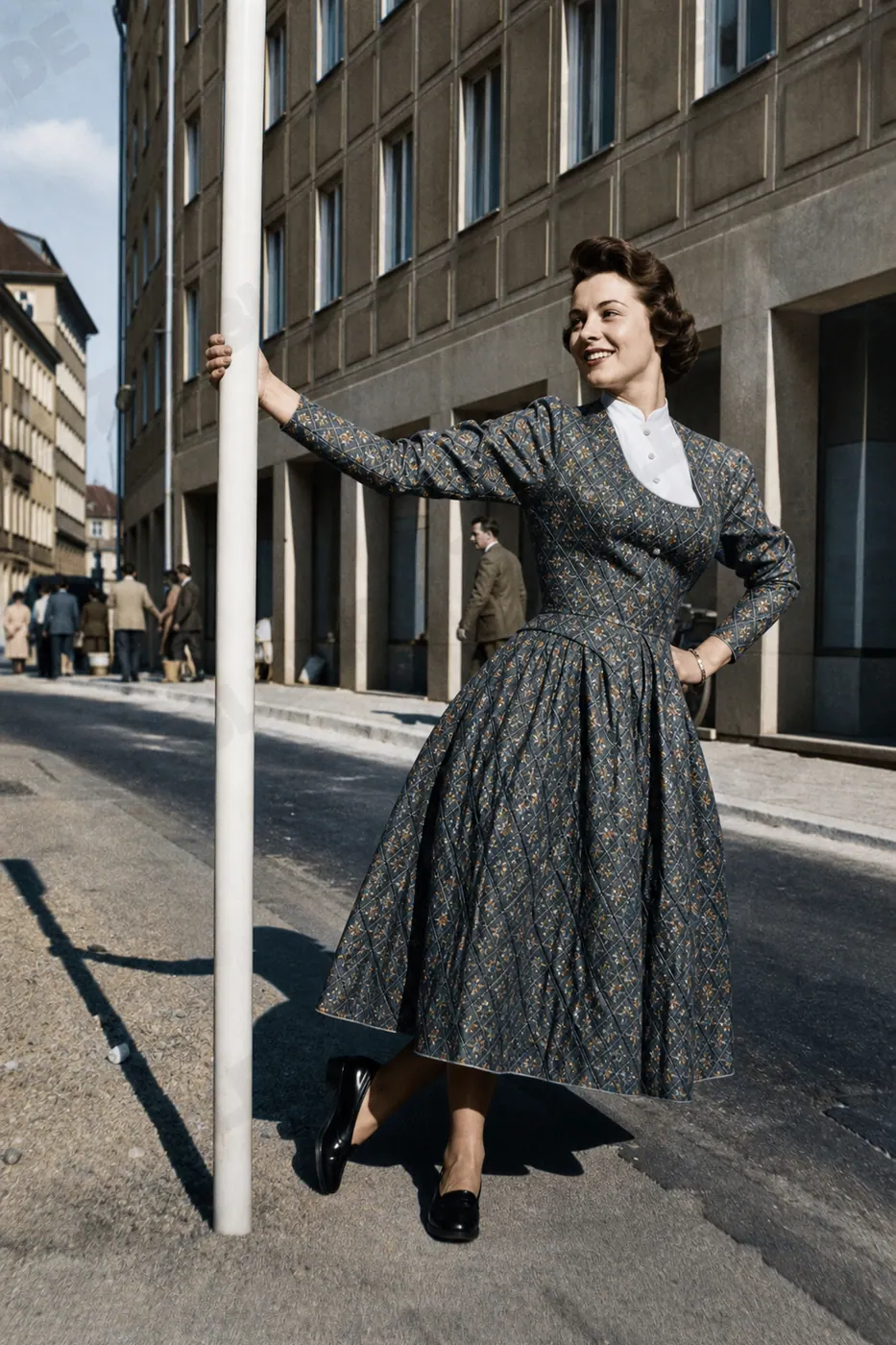Lodenfrey-Modefoto mit gemustertem Kleid in Münchner Straße